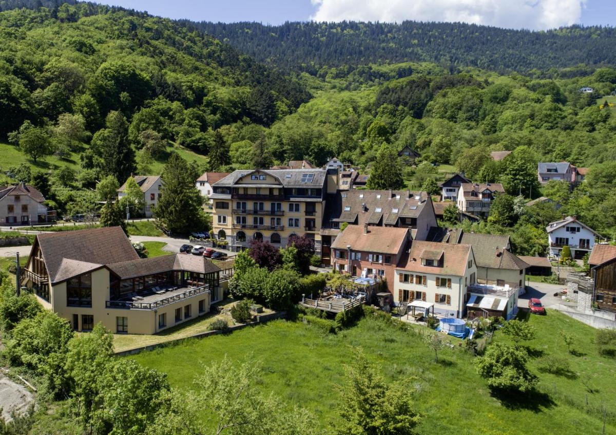 une vue aérienne d'une ville dans les montagnes dans l'établissement LE CLOS DES SOURCES Hôtel & Spa, à Thannenkirch