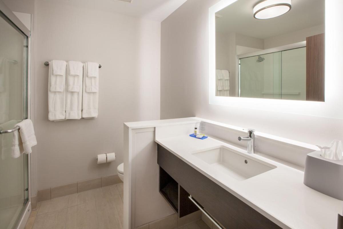 Holiday Inn Express & Suites - Jacksonville-Camp LeJeune Area, an IHG Hotel - Housity