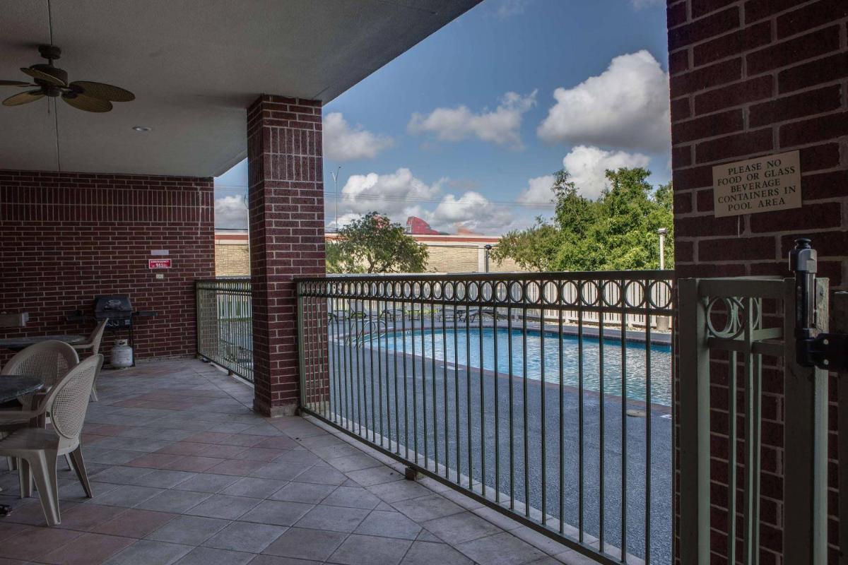 Country Inn & Suites by Radisson, Harlingen, TX - Housity