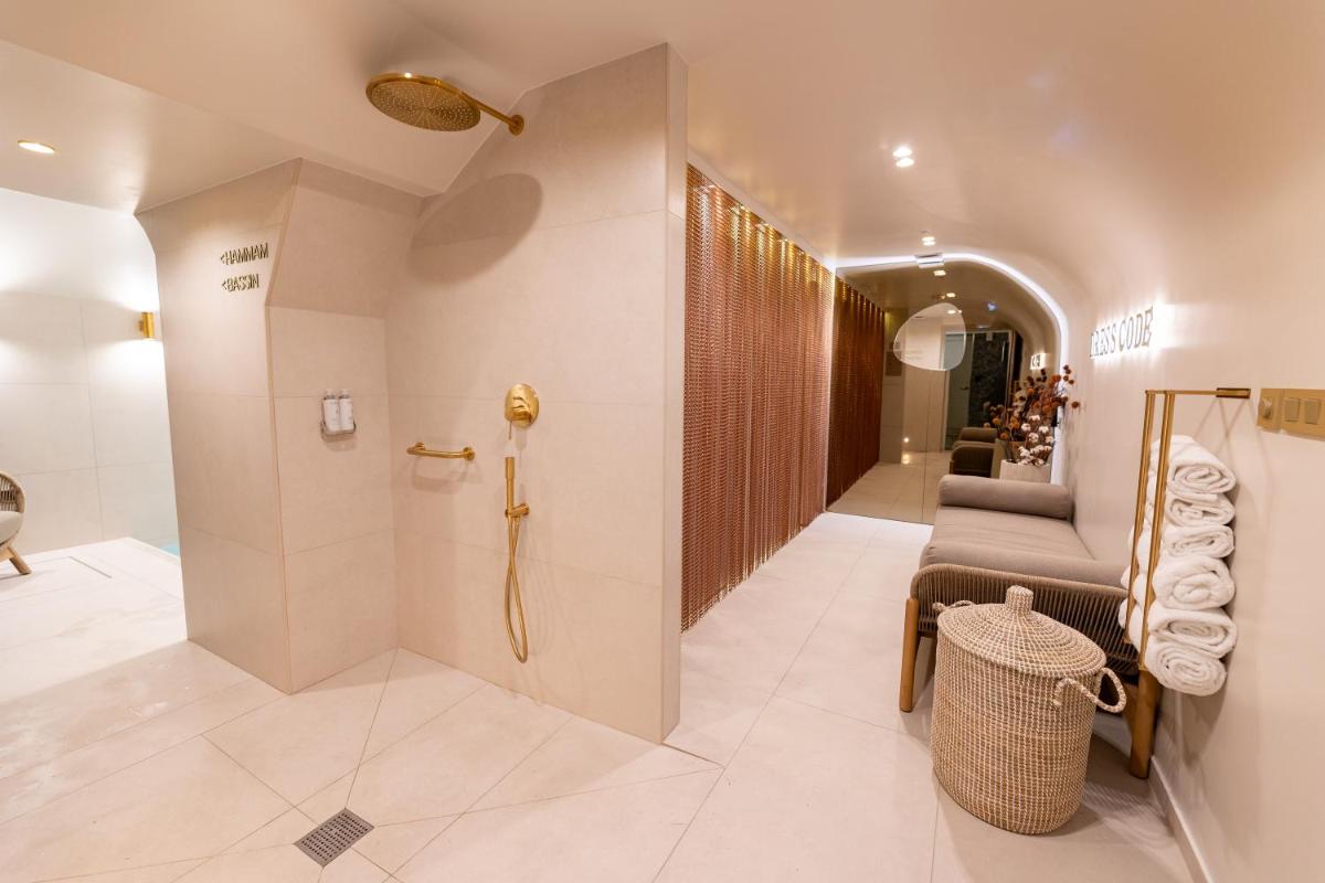 une salle de bains avec douche à l'italienne et toilettes dans l'établissement Hôtel Dress Code, à Paris