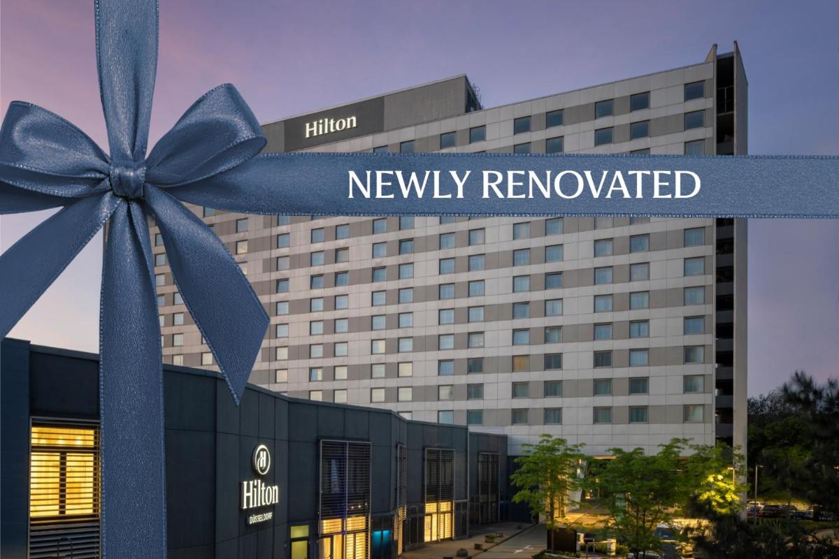 ein Hotel mit einer blauen Schleife an einem Gebäude in der Unterkunft Hilton Düsseldorf in Düsseldorf