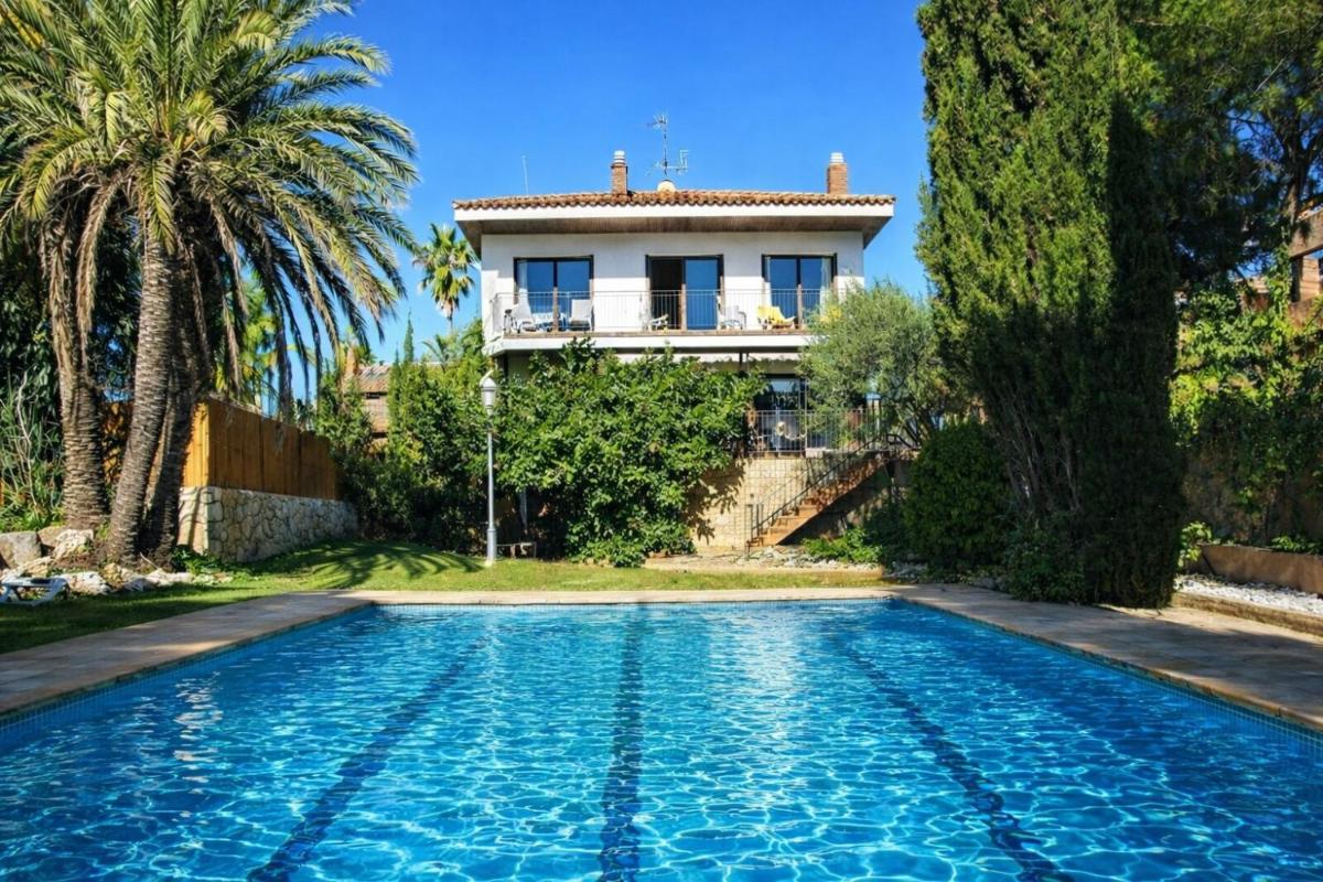 Villa Sitges El Ranch Amaizing Outdoor Areas Beaches at 5 minutes walk Sitges at 15 min drive AC Pool Jacuzzi & Garden XXL - Housity