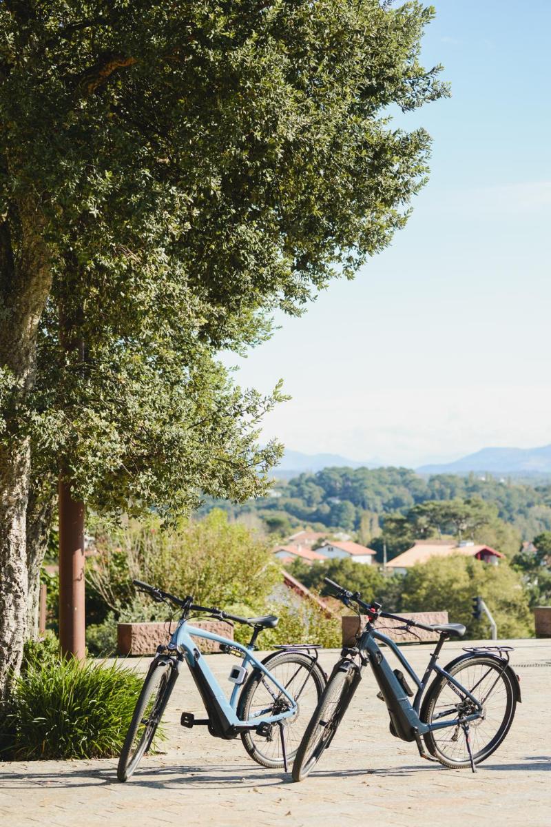 Vélo sur le terrain de l'établissement Les Frères Ibarboure - Hôtel 4 étoiles, Spa extérieur sensoriel et Restaurant étoilé à Bidart ou dans les environs
