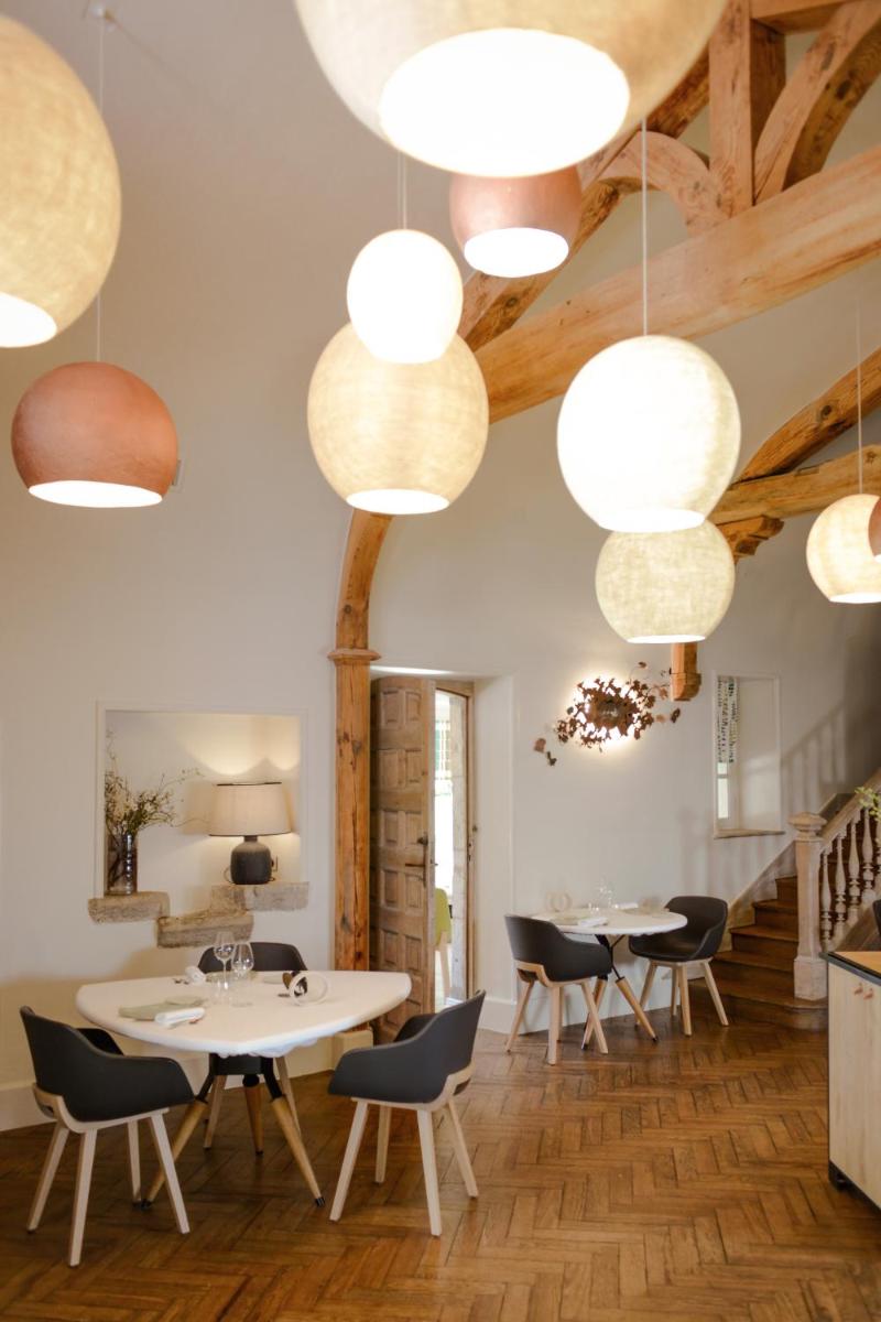 Coin salon dans l'établissement Les Frères Ibarboure - Hôtel 4 étoiles, Spa extérieur sensoriel et Restaurant étoilé à Bidart