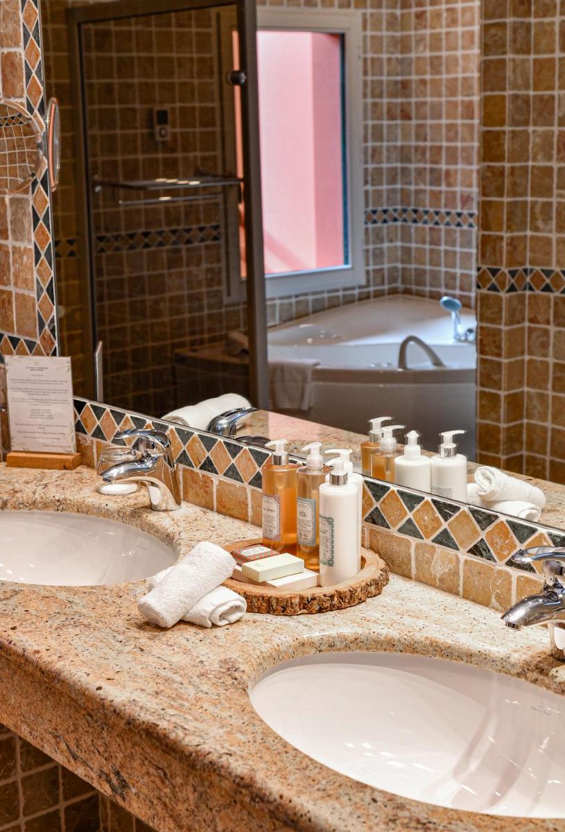 Salle de bains dans l'établissement Les Frères Ibarboure - Hôtel 4 étoiles, Spa extérieur sensoriel et Restaurant étoilé à Bidart
