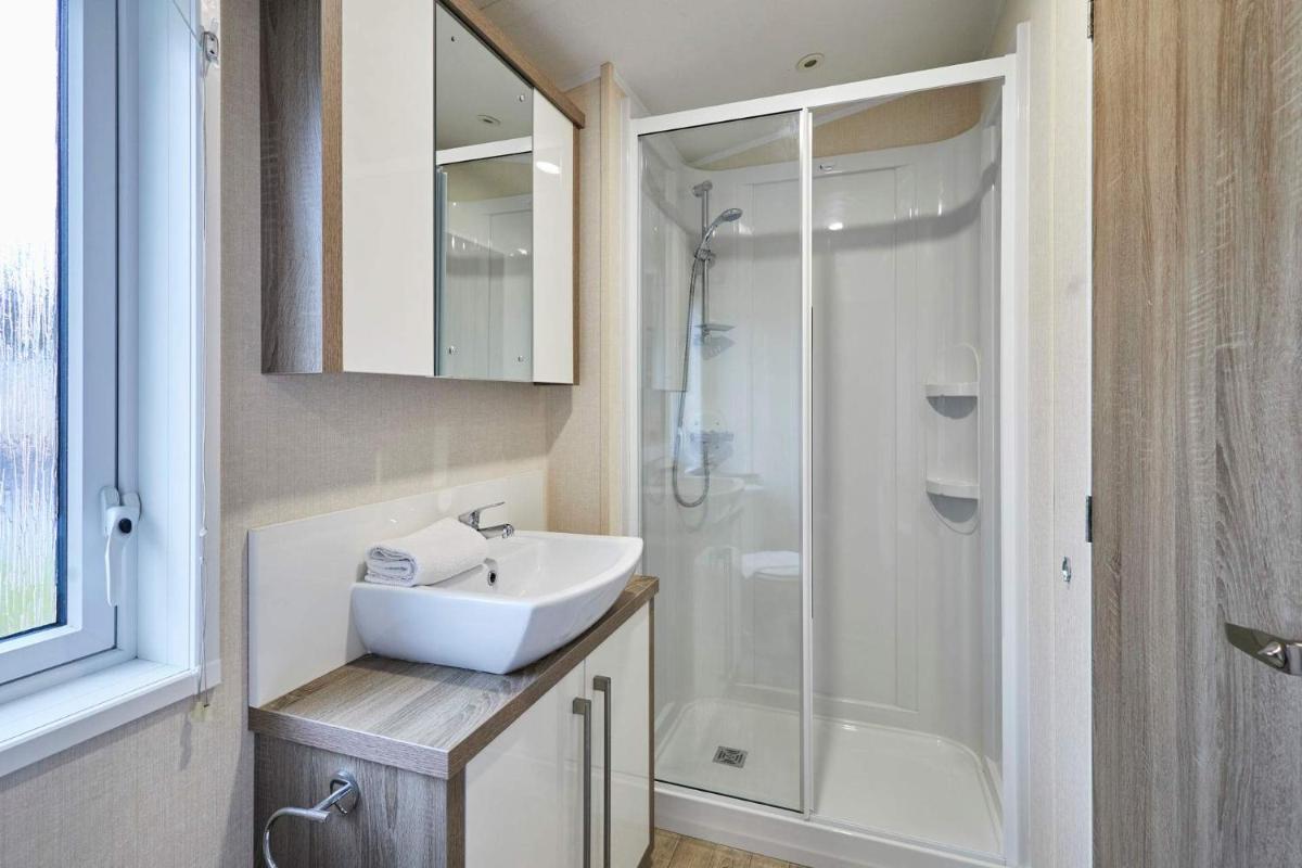 Lakeshore Lodge with Hot Tub - Housity