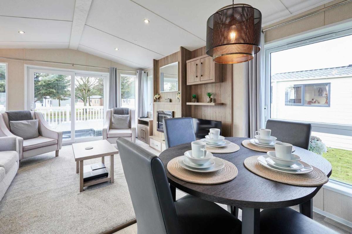 Lakeshore Lodge with Hot Tub - Housity