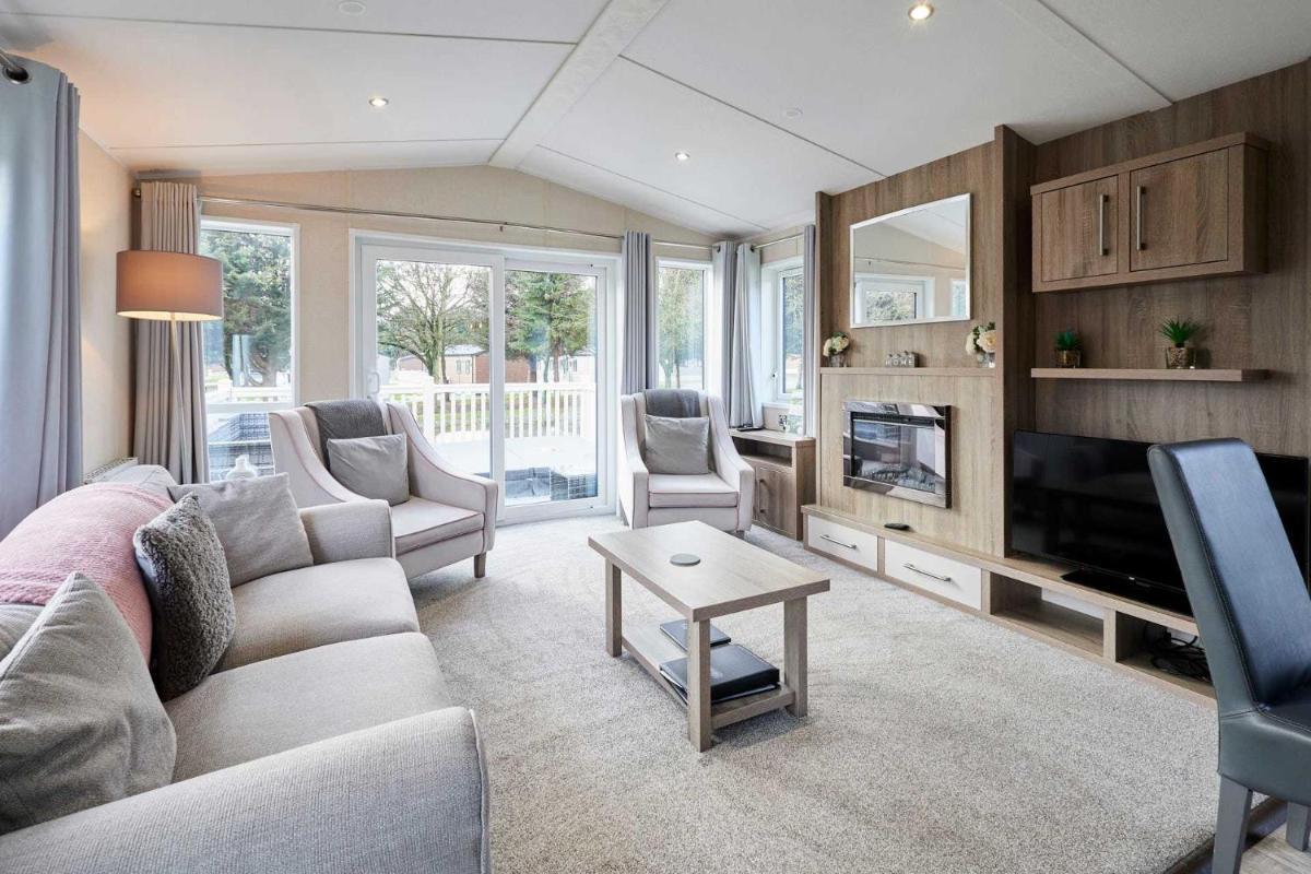 Lakeshore Lodge with Hot Tub - Housity