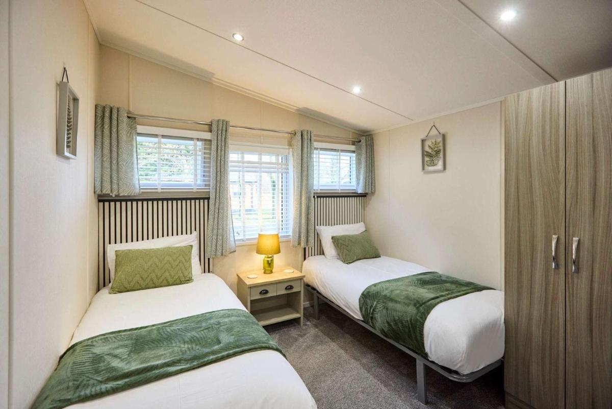 The Yorkshire Burrow Lodge with Hot Tub - Housity