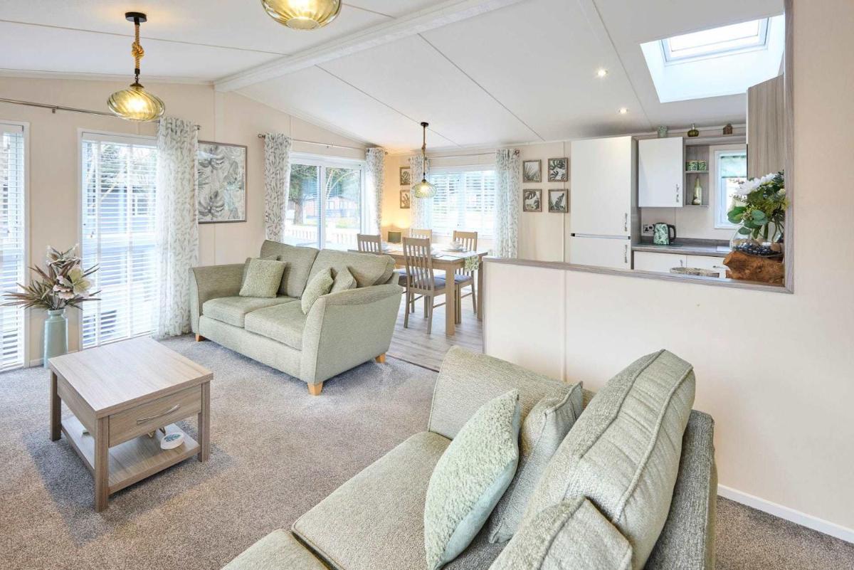 The Yorkshire Burrow Lodge with Hot Tub - Housity