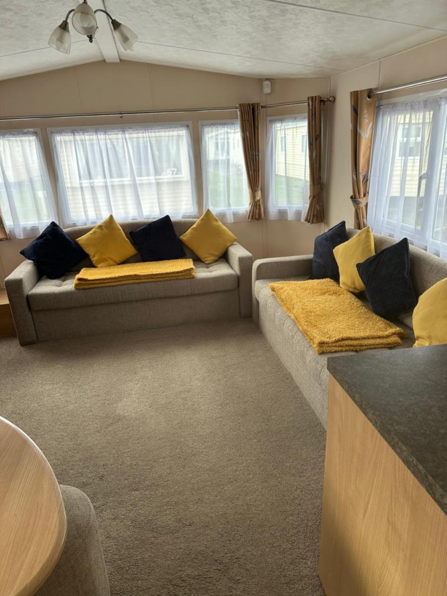 Phoenix caravan hire, Trecco bay - Housity
