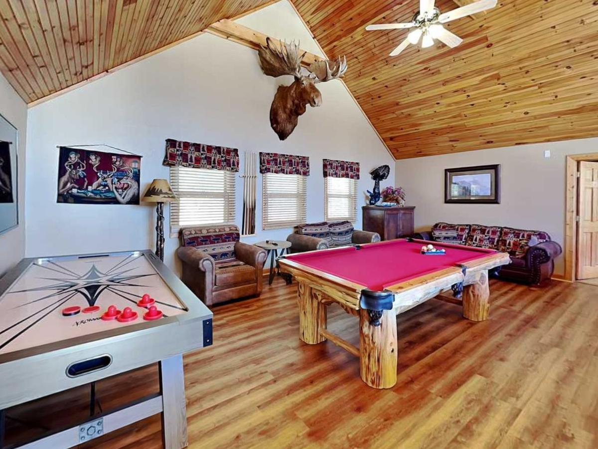 The Moose is Loose, 4 Bedrooms, Mountain View, Hot Tub, Sleeps 10 - Housity