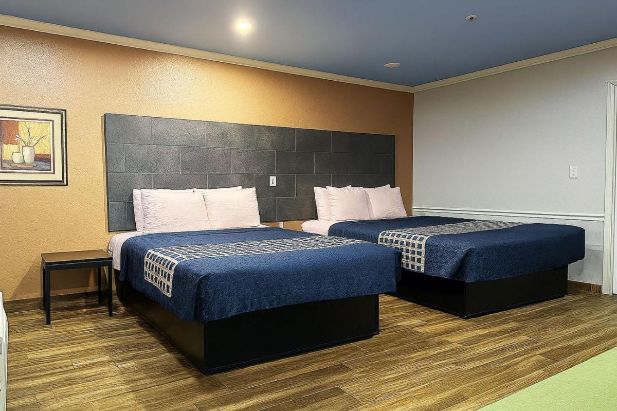 Downtowner Inns & Suites IAH Airport - Humble TX US 59 - Housity