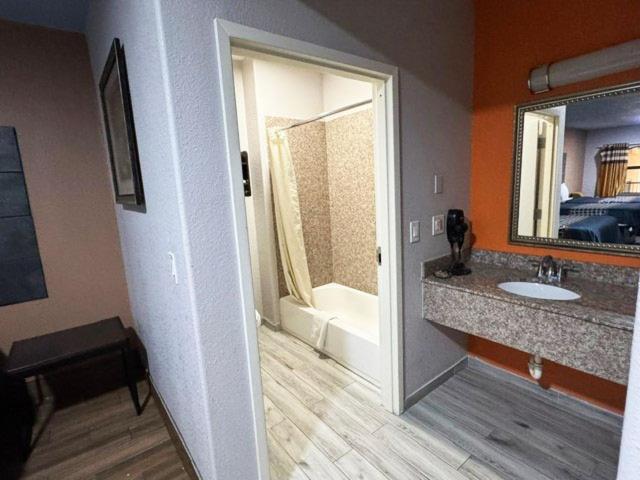 Downtowner Inns & Suites IAH Airport - Humble TX US 59 - Housity