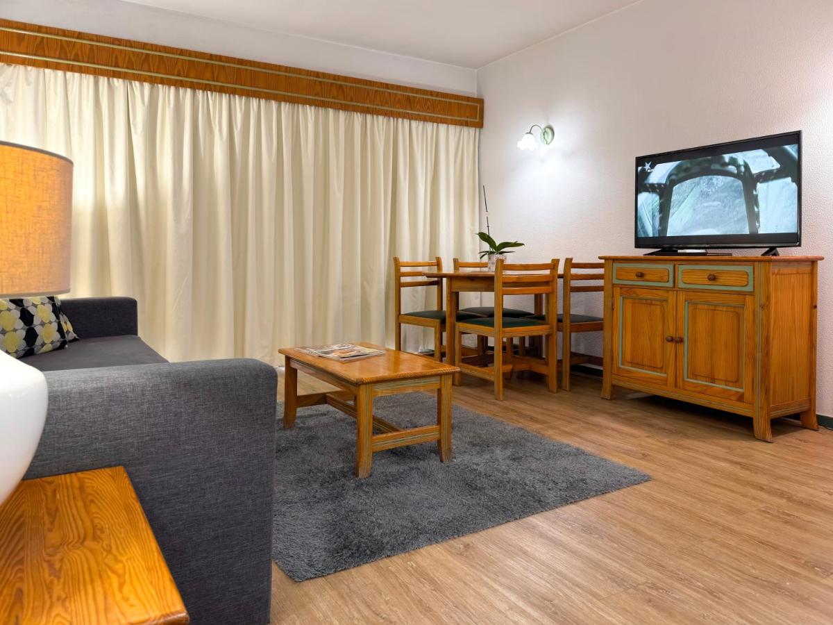 Uma televisão e/ou sistema de entretenimento em Luna Hotel da Oura