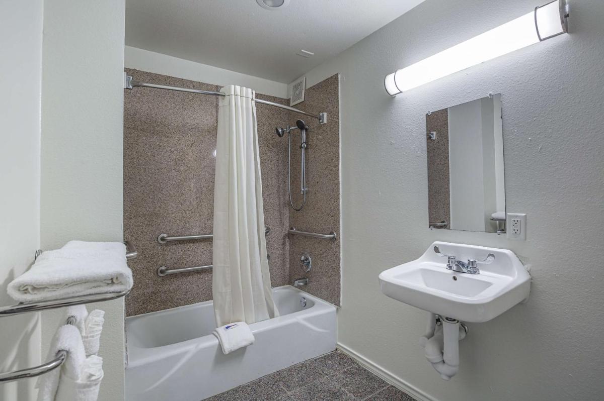 Motel 6-Pasadena, TX - Housity