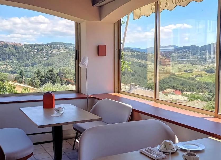 Vue générale sur la montagne ou vue sur la montagne depuis l'hôtel