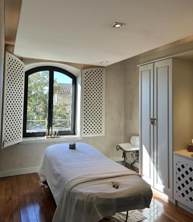 Un ou plusieurs lits dans un hébergement de l'établissement Maison Bérard Hôtel - Restaurant - Spa