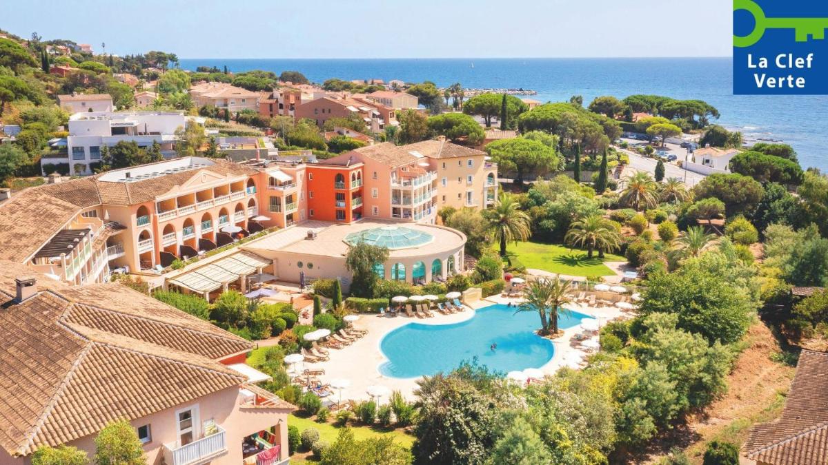 vue aérienne d'un complexe hôtelier avec piscine dans l'établissement Résidence Pierre & Vacances Premium Les Calanques des Issambres, aux Issambres