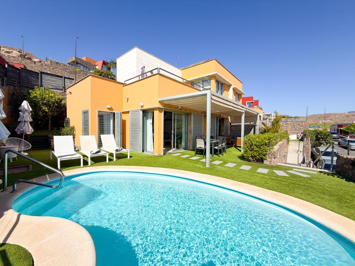 Villa Calma with private pool by Tenpropertiesgc - Housity