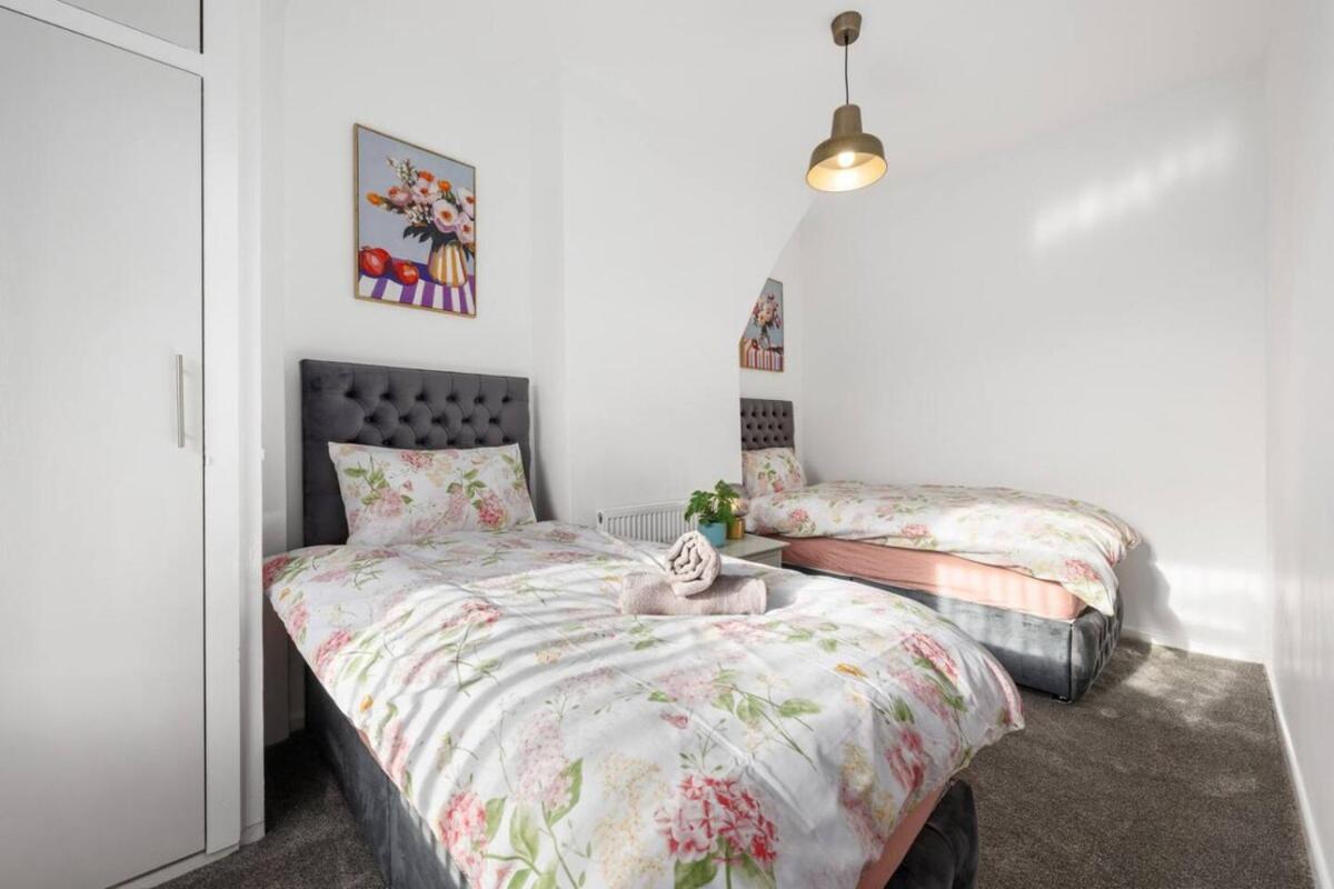 Modern & Stylish Stay in the Heart of Great Harwood - Housity