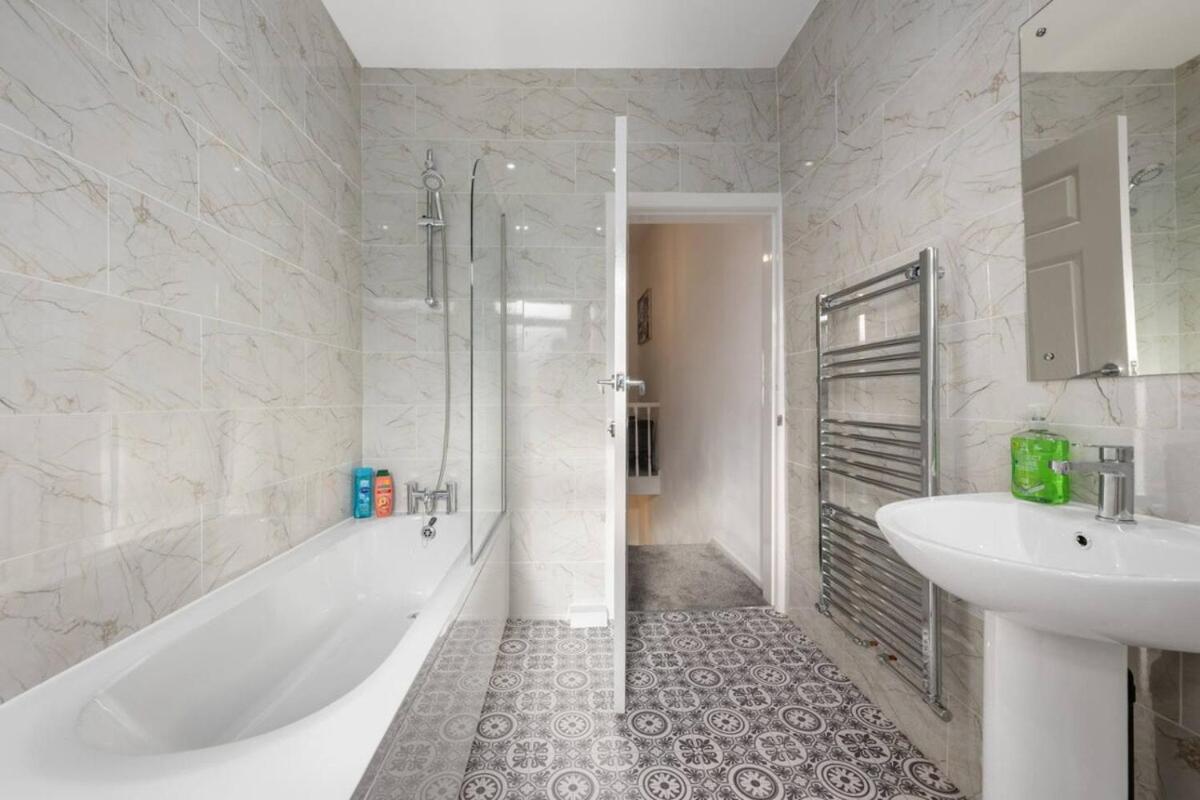 Modern & Stylish Stay in the Heart of Great Harwood - Housity