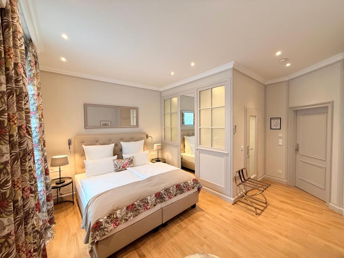 Ein Bett oder Betten in einem Zimmer der Unterkunft Deidesheimer Hof