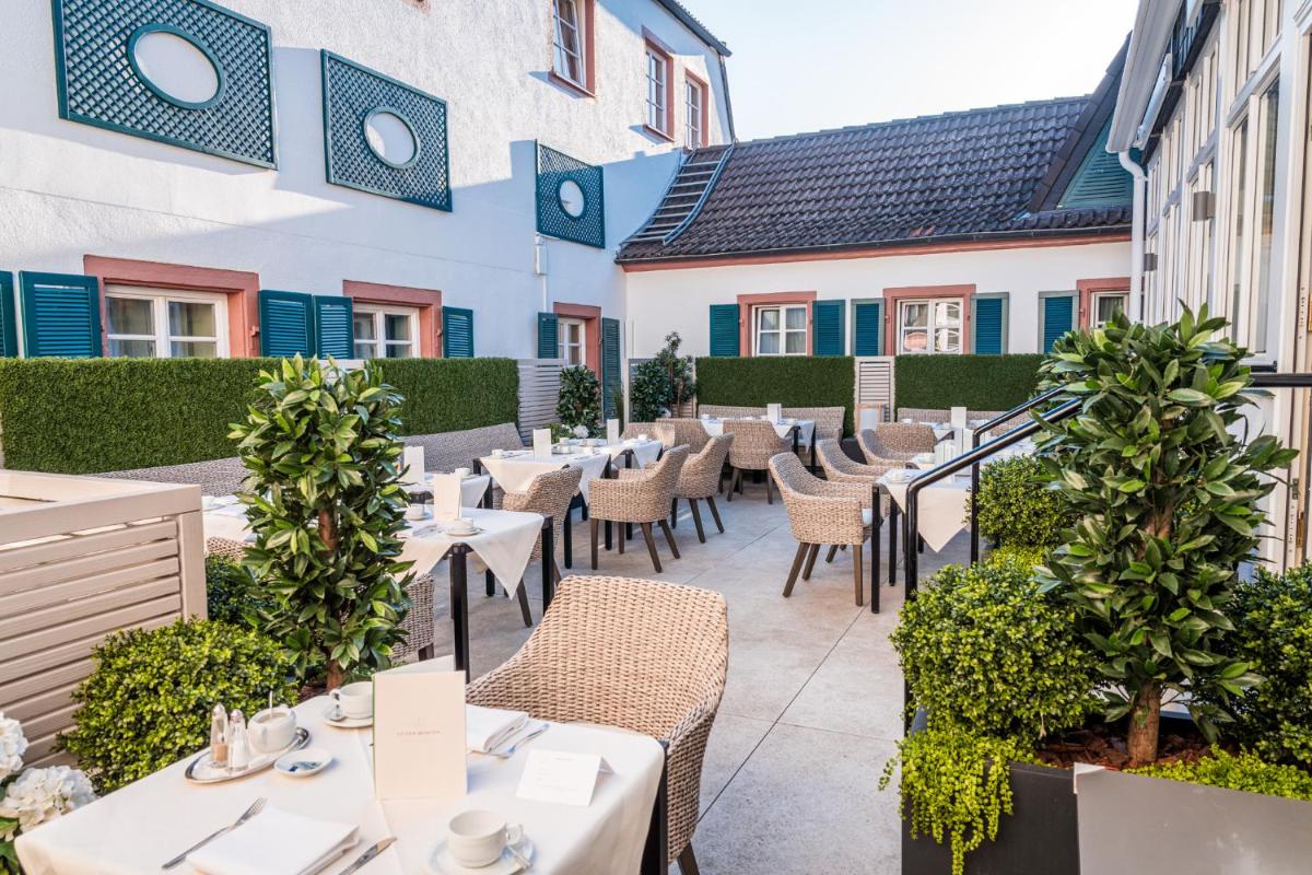 Ein Restaurant oder anderes Speiselokal in der Unterkunft Deidesheimer Hof