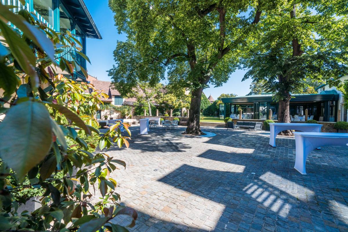 Ein Garten an der Unterkunft Deidesheimer Hof