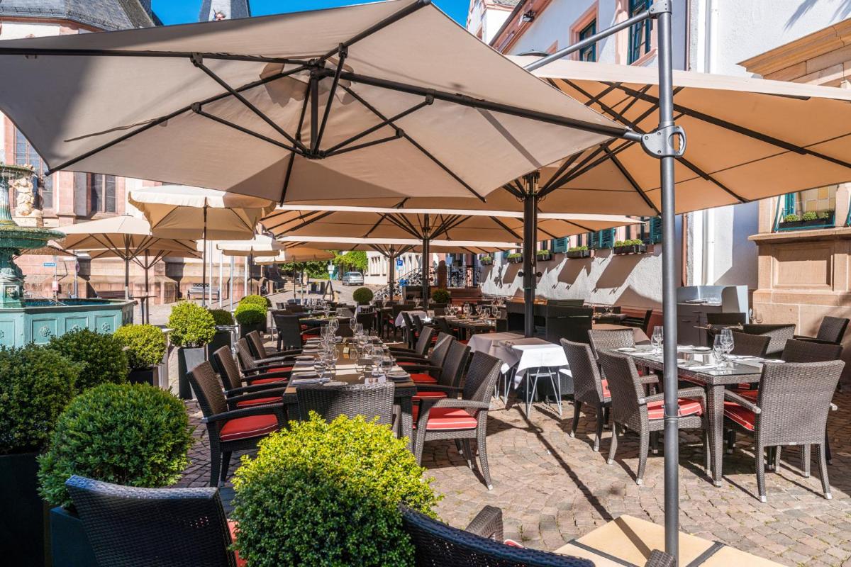Ein Restaurant oder anderes Speiselokal in der Unterkunft Deidesheimer Hof