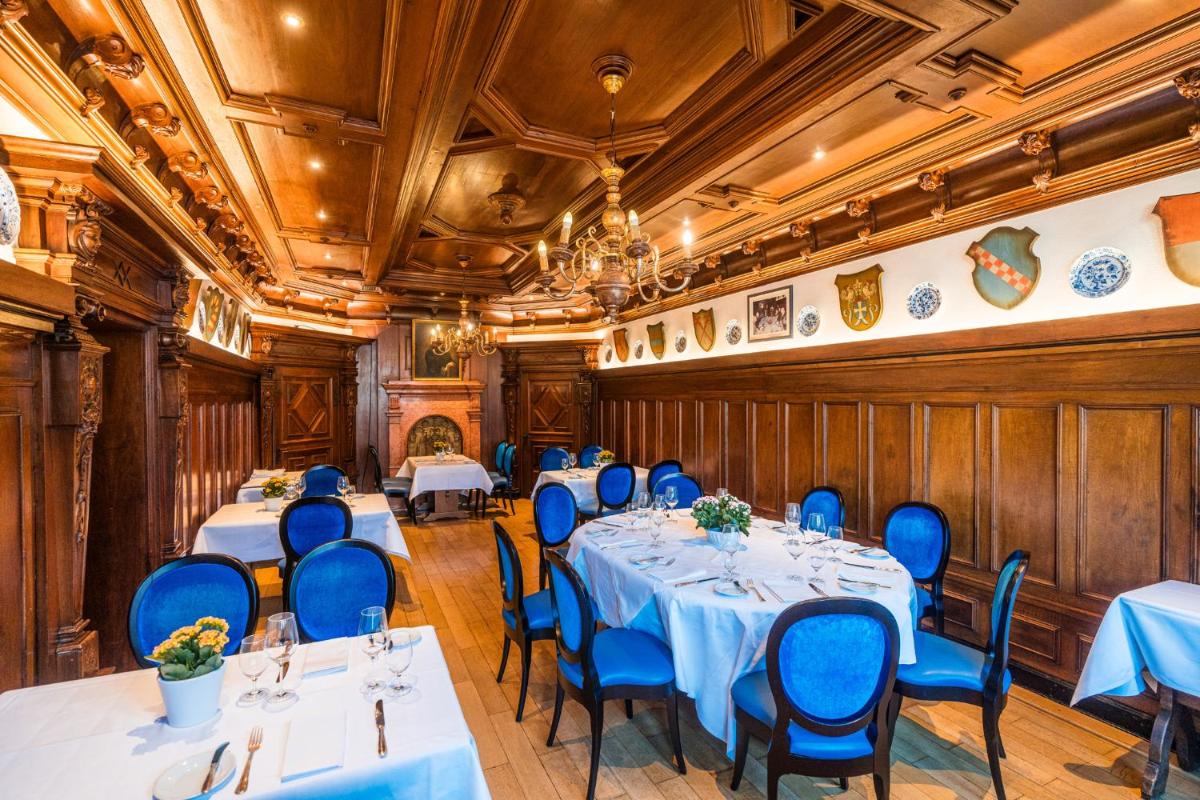 Ein Restaurant oder anderes Speiselokal in der Unterkunft Deidesheimer Hof