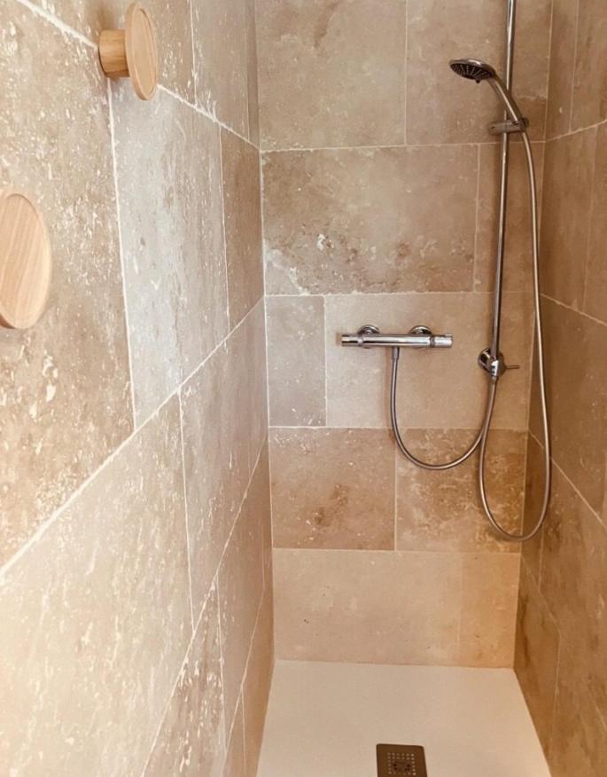 Maison de charme indépendante - Terrasse et parking privé - Village médiéval - 8 min A7 - Montélimar Nord - Housity