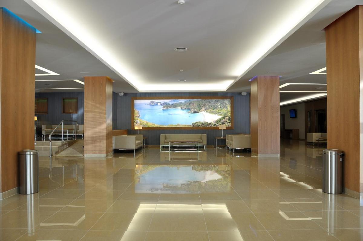 Una televisión o centro de entretenimiento en Hotel Samos