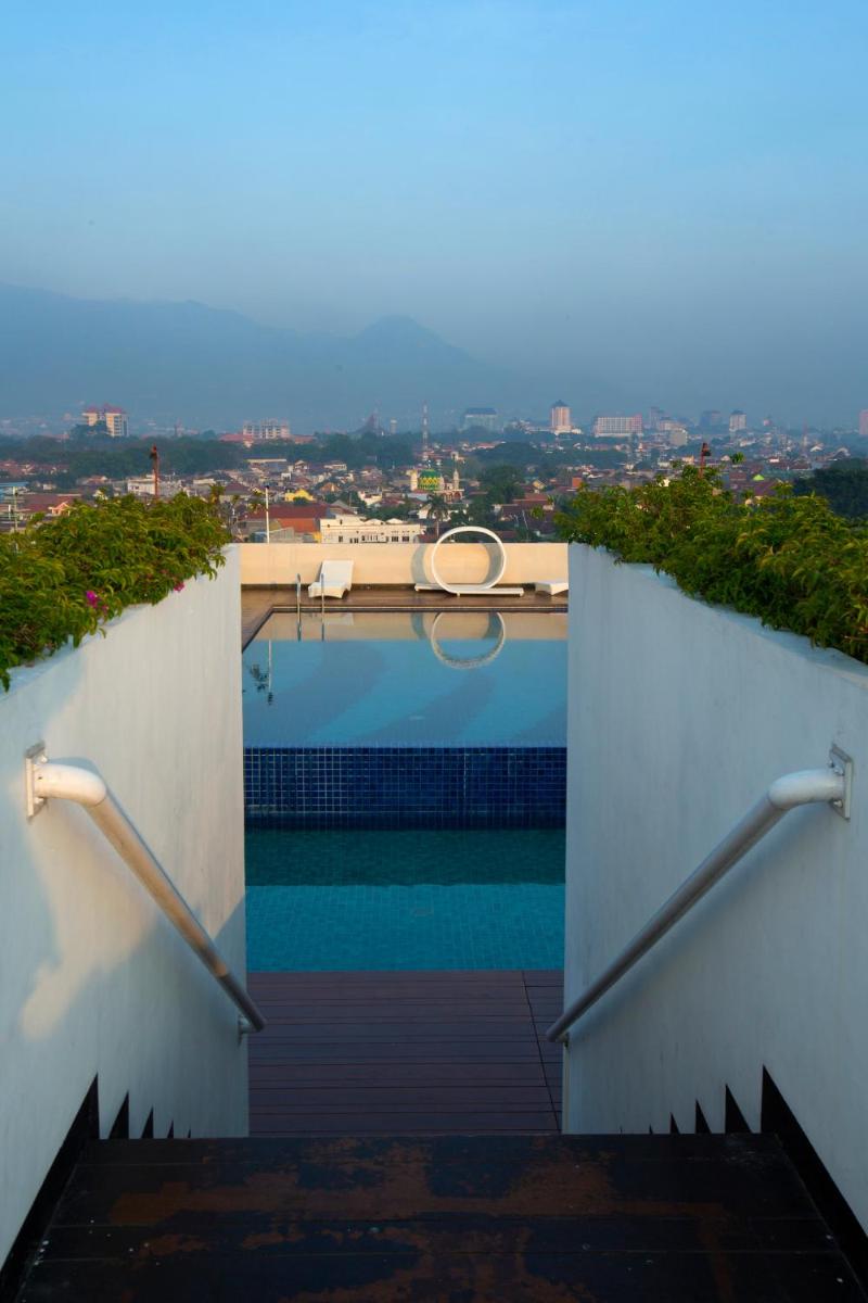 Suitetrails - Ascent Hotel & Cafe Malang - formerly Maxone Hotel Malang