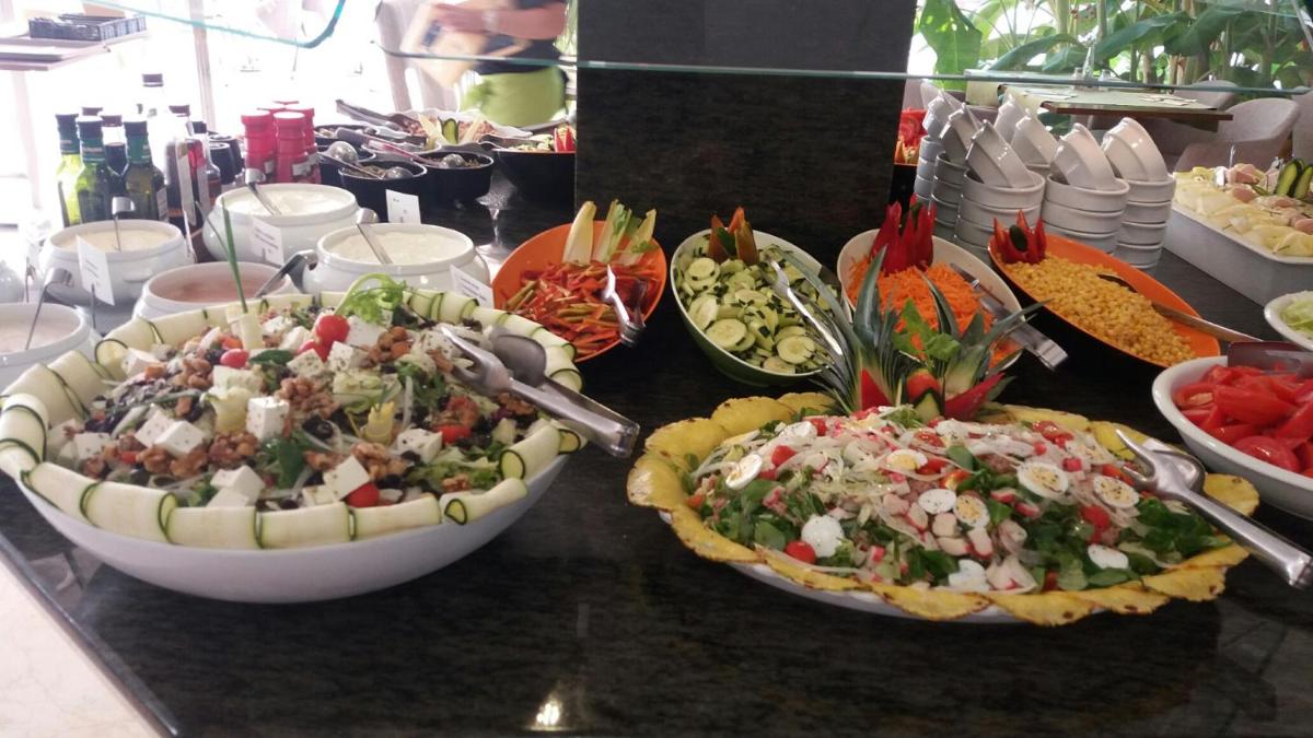 Comida en o cerca de este hotel