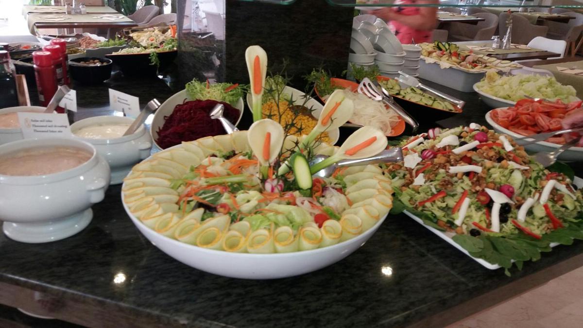 Comida en o cerca de este hotel