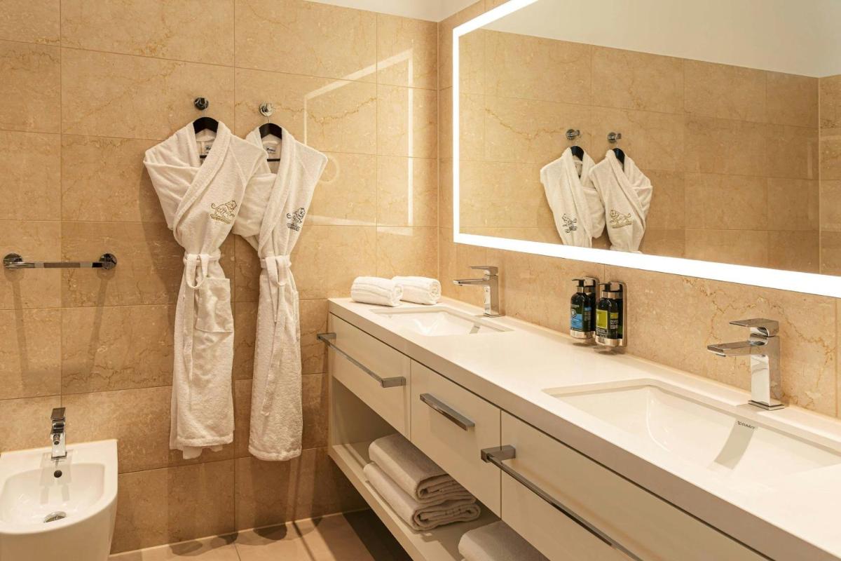 Falkenstein Grand, Autograph Collection - Housity