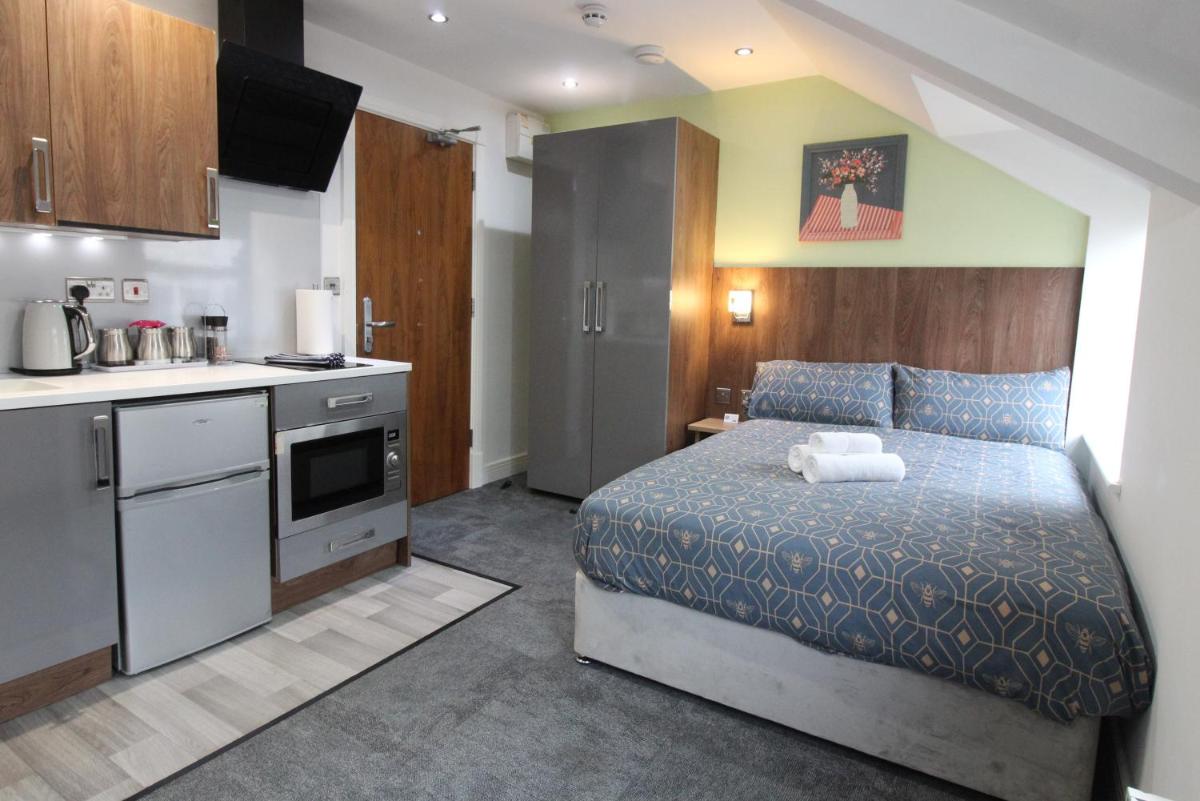 Victoria House - Deluxe Studios in Coventry City Centre, free parking, by COVSTAYS - Housity