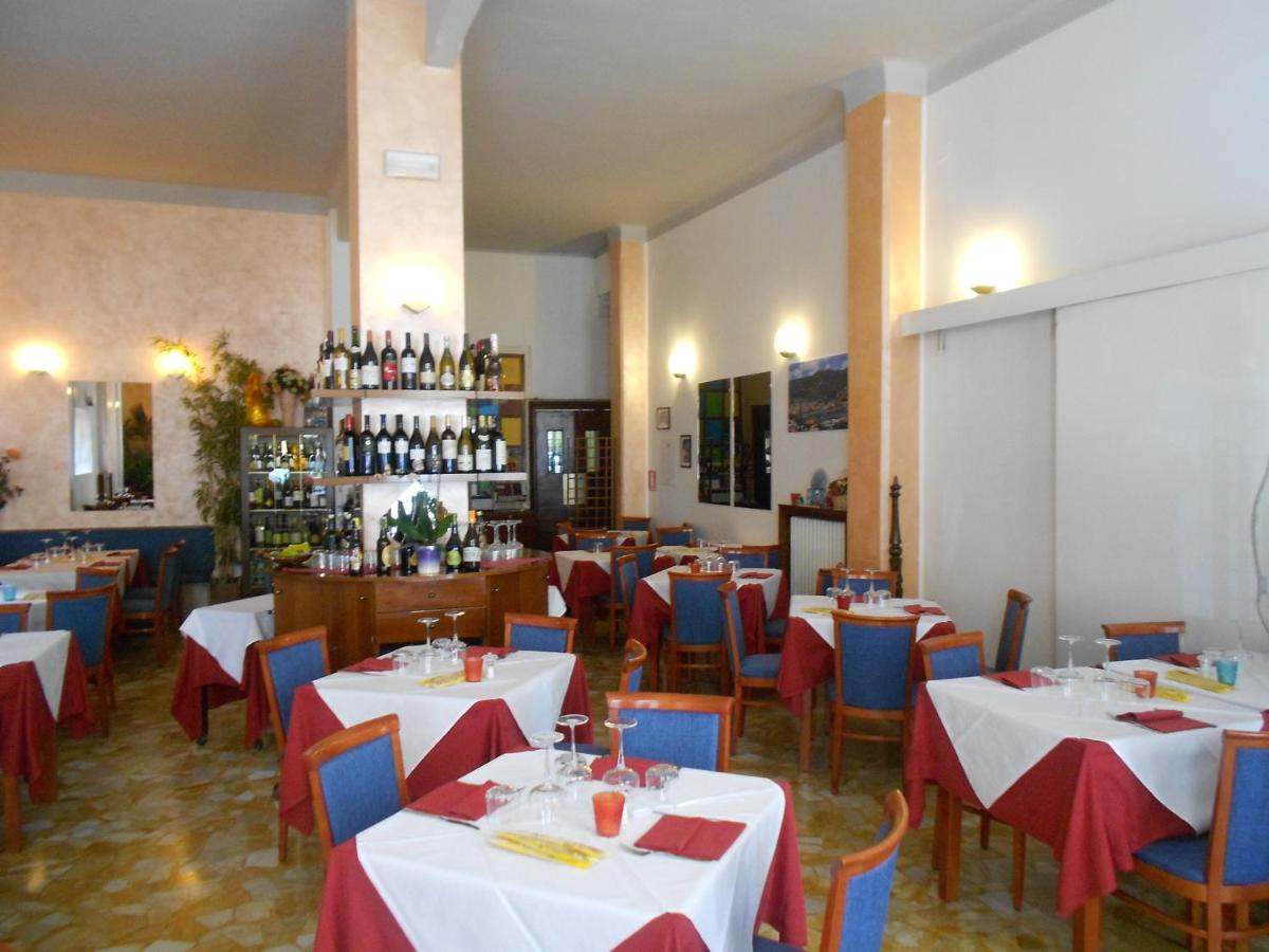 Albergo La Vela - Housity