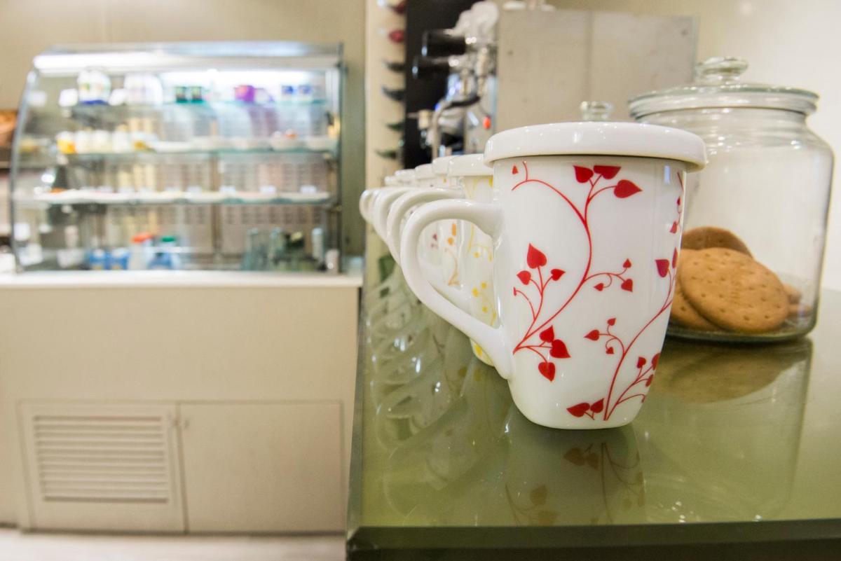 Utensilios para hacer té y café en Hotel Fruela