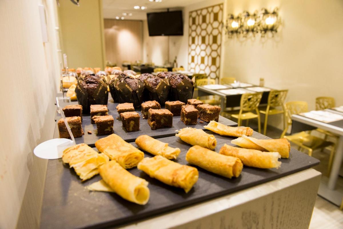 Comida en o cerca de este hotel