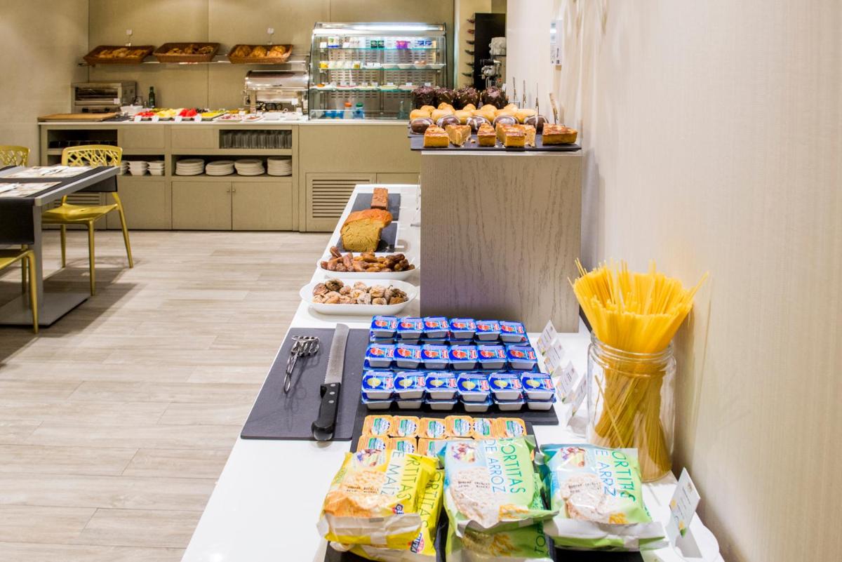 Comida en o cerca de este hotel