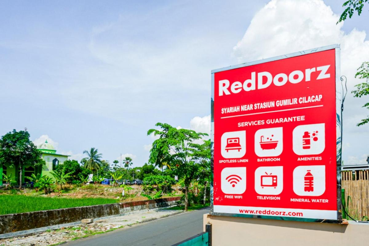 RedDoorz Syariah near Stasiun Gumilir Cilacap - Housity