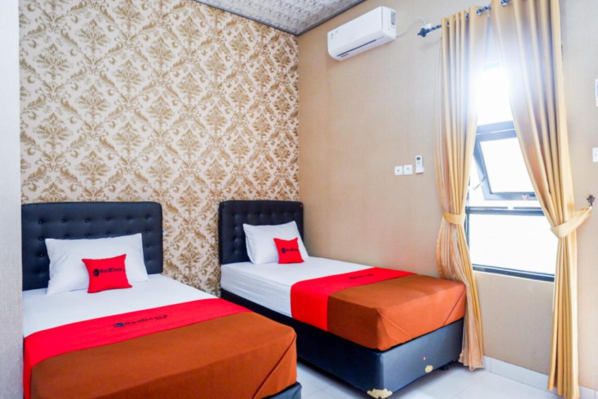 RedDoorz Syariah near Stasiun Gumilir Cilacap - Housity