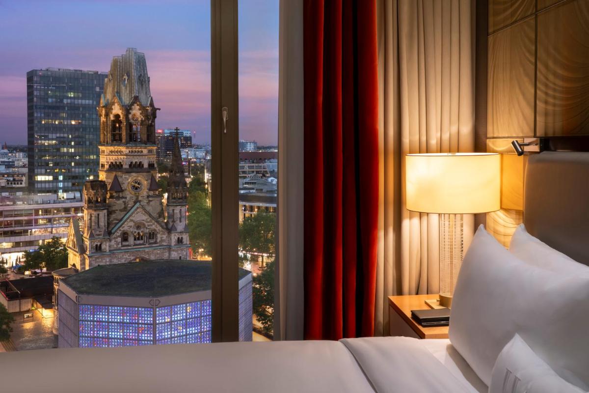 Ein Bett oder Betten in einem Zimmer der Unterkunft Waldorf Astoria Berlin