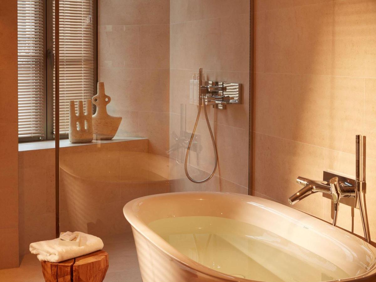 Salle de bains dans l'établissement Mondrian Bordeaux Les Carmes