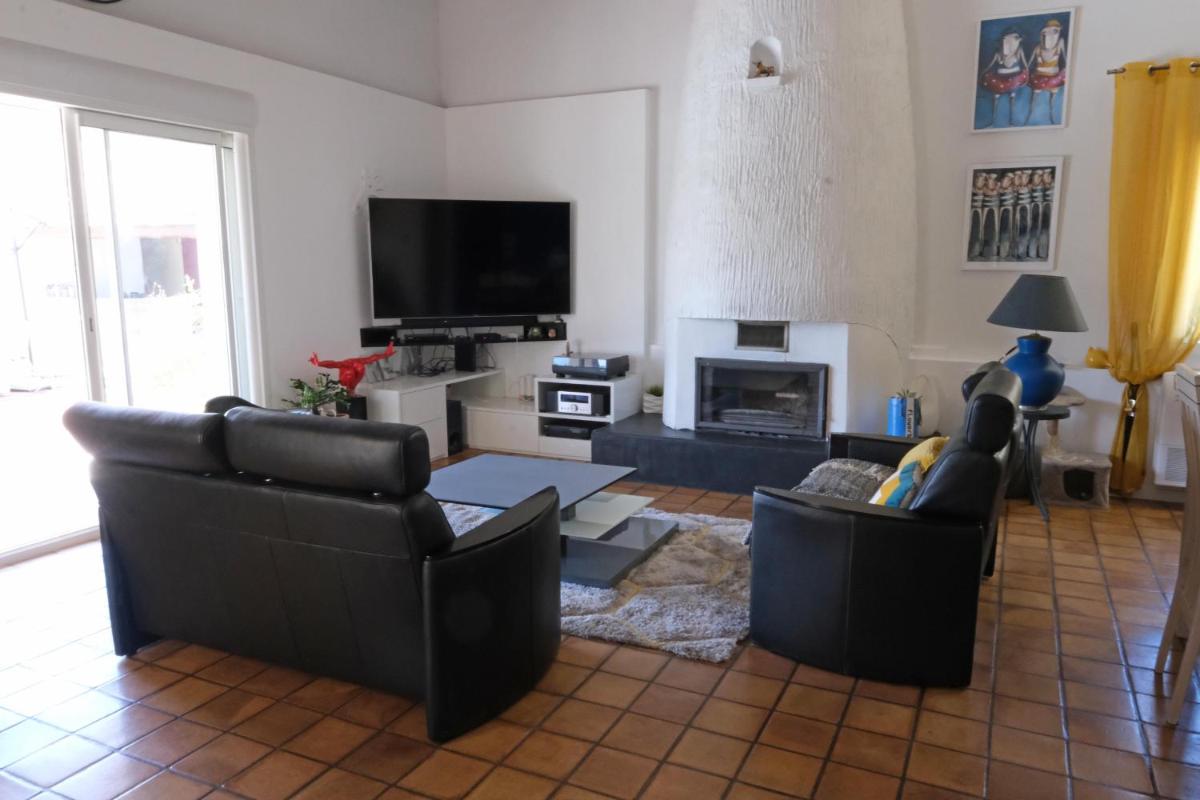 pleasant one-level villa with private pool in the thor village, close to l\'isle sur la sorgue - 6 persons - Housity