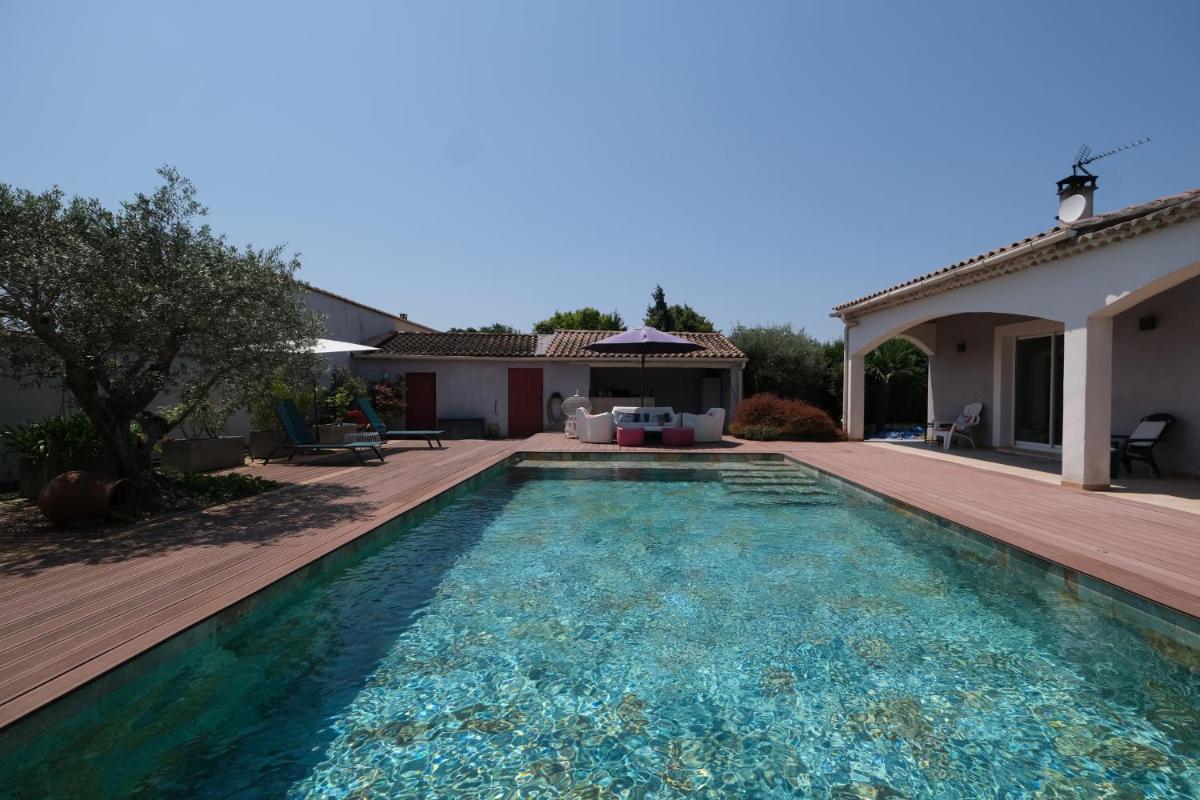 pleasant one-level villa with private pool in the thor village, close to l'isle sur la sorgue - 6 persons - Housity