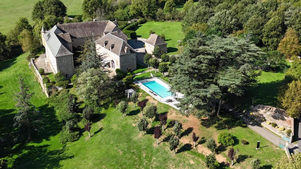Piscine de l'établissement Château de la Falque, The Originals Relais ou située à proximité
