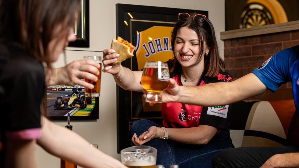 un groupe de personnes tenant des verres de bière dans l'établissement Urban Hotel & Spa Aix-les-Bains - BW Signature Collection, à Aix-les-Bains